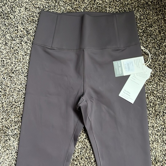 Vuori Women’s Evolve Plum Legging, NWT - Picture 4 of 8